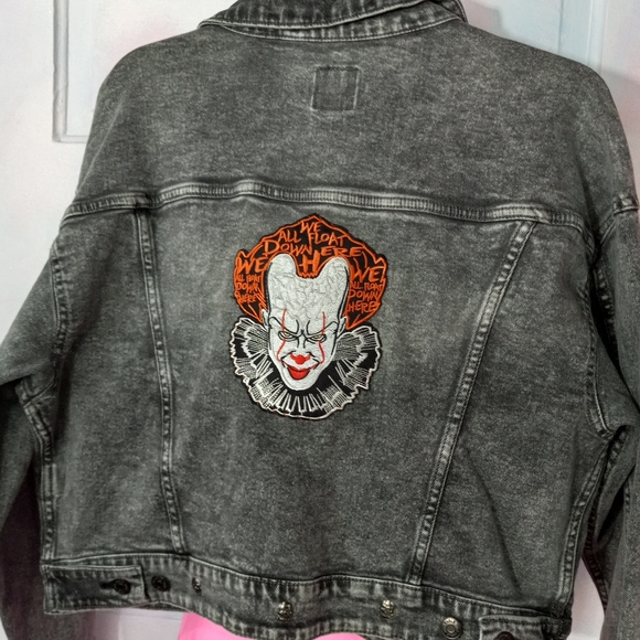 SOLD OUT! 💀 Pennywise- IT killer clown XL fully embroidered iron-on patch! Rare - Picture 10 of 10